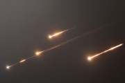 五行自测伊朗以导弹齐射回应以色列的大规模袭击